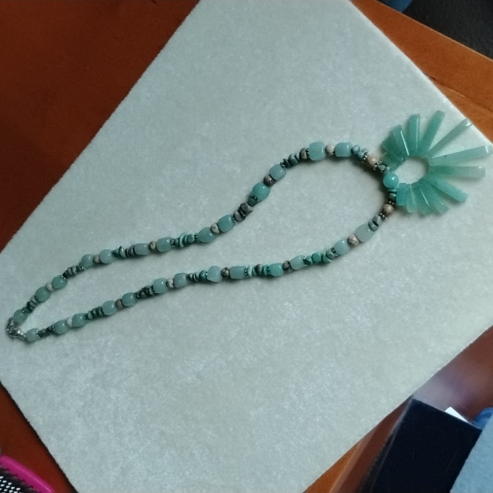 HAND CRAFTED SUNBURST NECKLACE OF TURQUOISE AND AVENTURINE - Picture 6 of 7